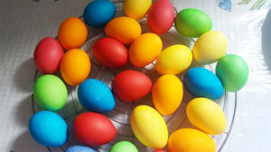 Яйца на Пасху: как красить пищевыми добавками